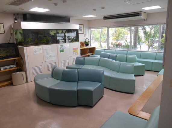 牧港クリニック「集学的痛み治療センター」待合室
